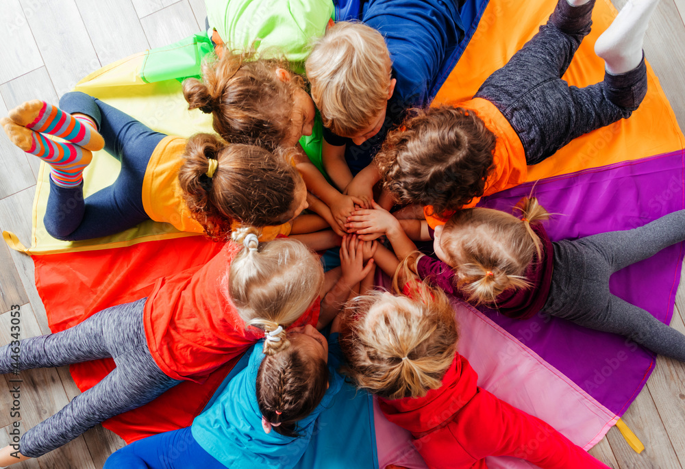 Enfants rassemblés pendant une activité collective