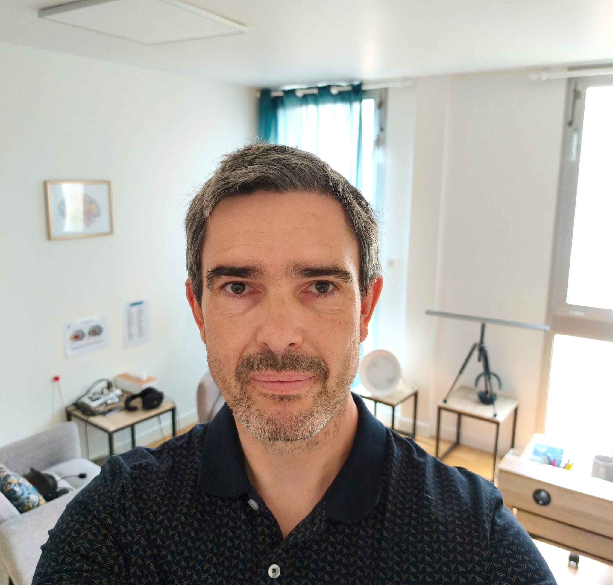 Portrait de Julien Clermont dans son cabinet